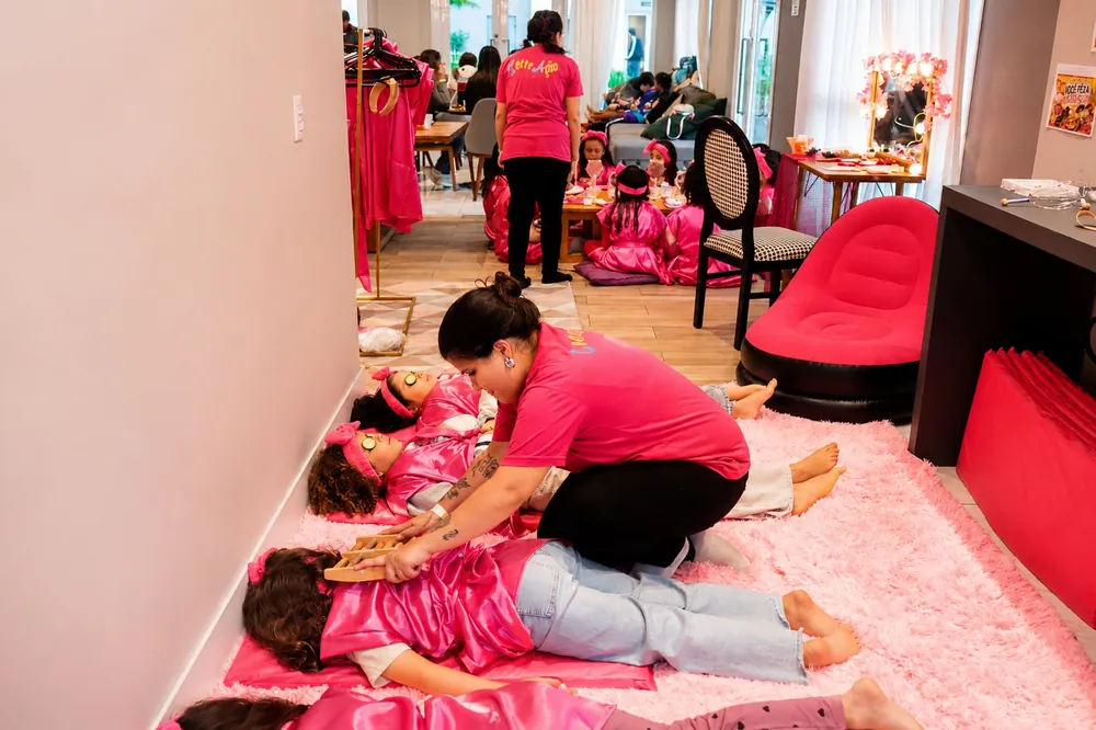 Crianças com robes de cetim no SPA Infantil